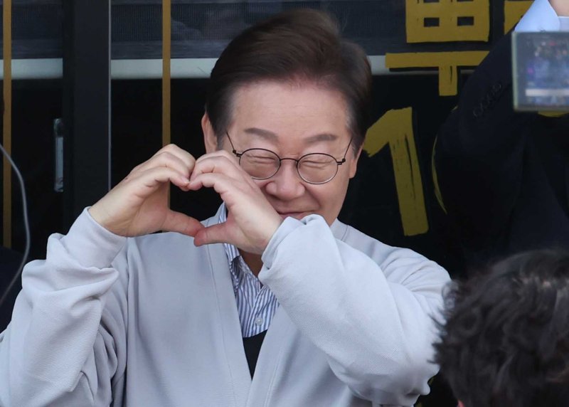 [진안=뉴시스] 조성봉 기자 = 민심을 청취하는 '경청 투어'에 나선 이재명 더불어민주당 대선후보가 7일 전북 진안군 새참거리 인근에서 즉흥 연설을 하던 중 손으로 하트를 그리고 있다. .2025.05.07. suncho21@newsis.com