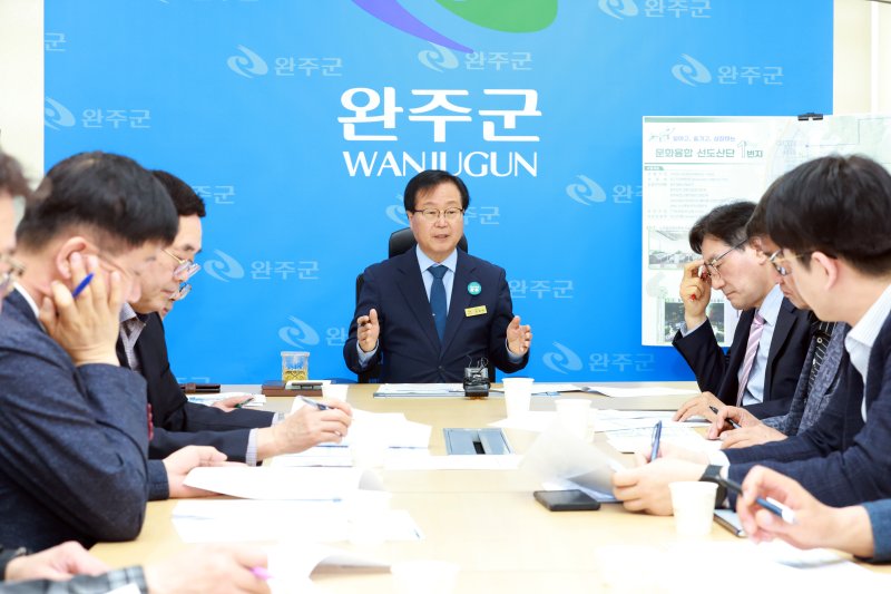 [완주=뉴시스] 유희태 완주군수가 7일 기자간담회를 갖고 완주군의 문화선도형 산업단지 조성계획을 공식 발표하고 있다. 2025.05.07 *재판매 및 DB 금지