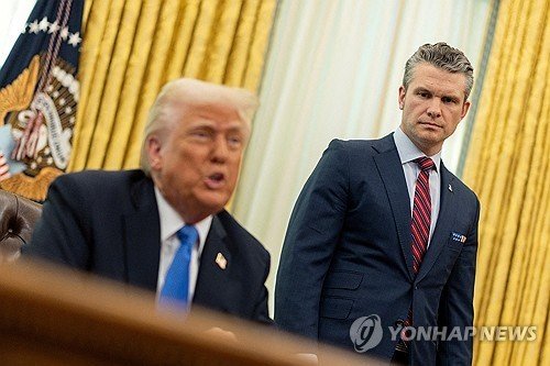 트럼프 미 대통령의 연설을 지켜보고 있는 헤그세스 국방장관 (출처=연합뉴스)