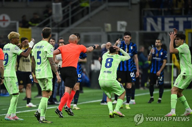 심판 판정에 아쉬워하는 바르셀로나 선수들 (출처=연합뉴스)