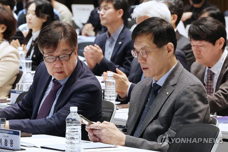 이창용 한은 총재와 조동철 KDI 원장 (출처=연합뉴스)