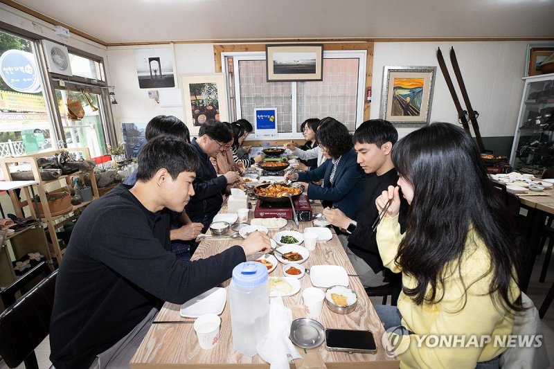 '착한가격업소' 이용하는 공무원들 (출처=연합뉴스)