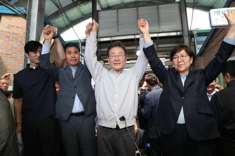 이재명 더불어민주당 대통령 후보가 2차 골목골목 경청투어 마지막 날인 7일 오전 전북 임실군 임실시장을 찾아 인사하고 있다. 왼쪽부터 한준호, 이원택 의원, 이 후보, 정은경 총괄선대위원장. (공동취재) 2025.5.7/뉴스1 ⓒ News1 안은나 기자