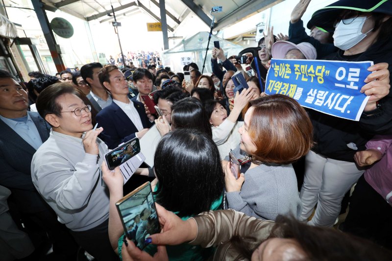 이재명 더불어민주당 대통령 후보가 2차 골목골목 경청투어 마지막 날인 7일 오전 전북 임실군 임실시장을 찾아 인사하고 있다. (공동취재) 2025.5.7/뉴스1 ⓒ News1 안은나 기자