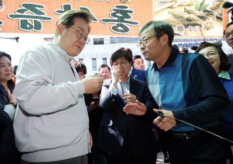 [진안=뉴시스] 조성봉 기자 = 민심을 청취하는 '경청 투어'에 나선 이재명 더불어민주당 대선후보가 7일 전북 진안군 새참거리 인근에서 수삼 판매 상인과 대화를 하고 있다. 2025.05.07. suncho21@newsis.com