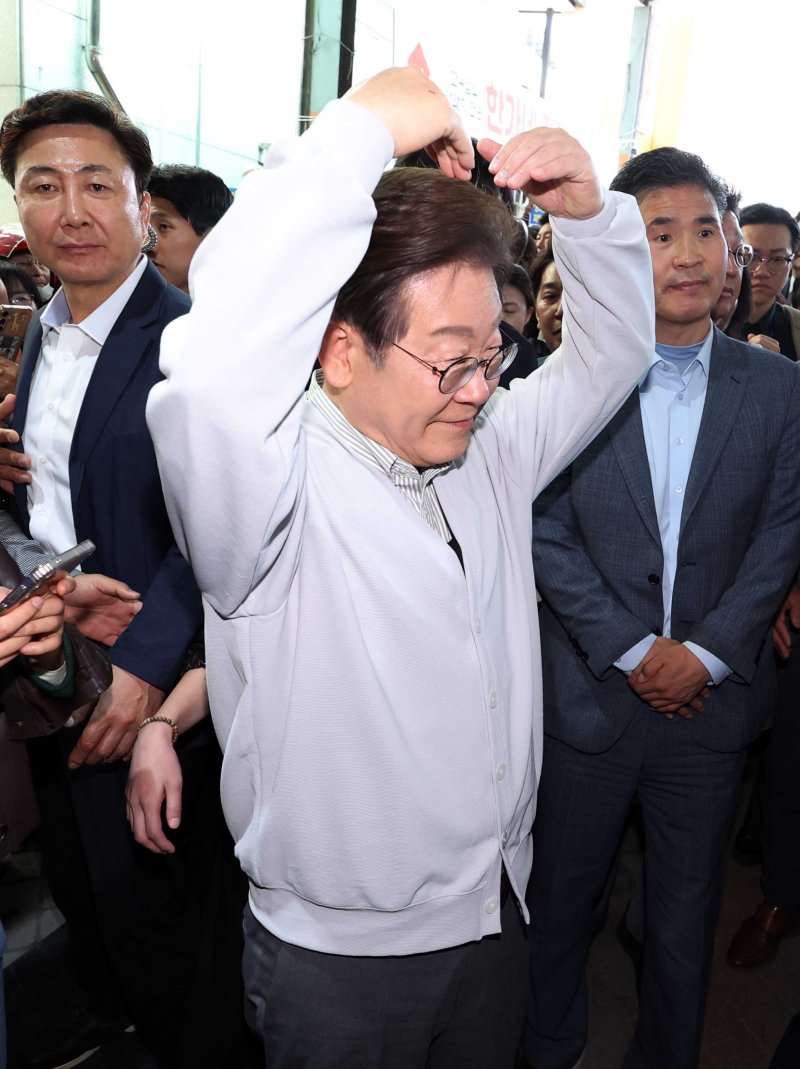 [임실=뉴시스] 조성봉 기자 = 민심을 청취하는 '경청 투어'에 나선 이재명 더불어민주당 대선후보가 7일 전북 임실군 임실전통시장에서 손으로 하트를 그리며 시민들에게 인사를 하고 있다. 2025.05.07. suncho21@newsis.com