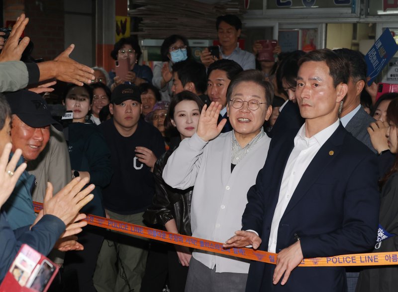 [임실=뉴시스] 조성봉 기자 = 민심을 청취하는 '경청 투어'에 나선 이재명 더불어민주당 대선후보가 7일 전북 임실군 임실전통시장에서 시민들에게 인사를 하고 있다. (공동취재) .2025.05.07. photo@newsis.com