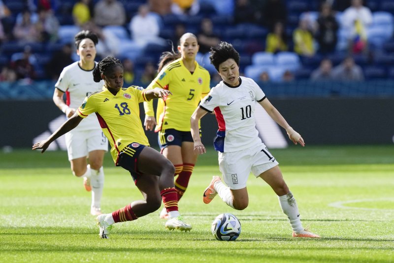 [시드니=AP/뉴시스] 지소연(오른쪽)이 지난 2023년 7월25일(현지시각) 호주 시드니의 시드니 축구경기장에서 열린 2023 국제축구연맹(FIFA) 여자월드컵 조별리그 H조 1차전 콜롬비아와의 경기 중 린다 카이세도와 공을 다투고 있다. 2023.07.25.