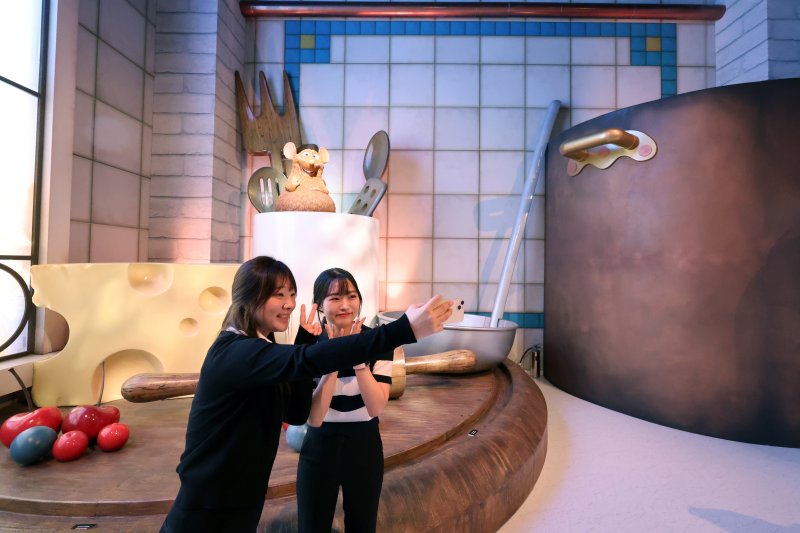 7일 오전 서울 성동구 성수문화예술마당에서 열린 '문도 픽사(Mundo Pixae): 픽사, 상상의 세계로' 미디어데이에서 관계자가 체험공간을 소개하고 있다. 2025.5.7/뉴스1 ⓒ News1 황기선 기자