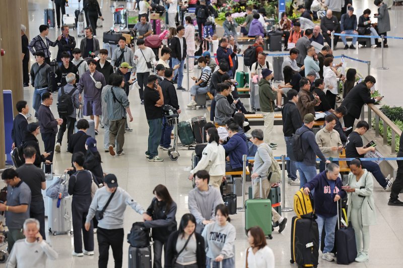인천국제공항 제1터미널 입국장이 여행을 마치고 일상으로 돌아가려는 이용객들로 붐비고 있다. 2025.5.6/뉴스1 ⓒ News1 장수영 기자