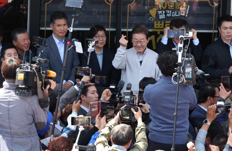 [진안=뉴시스] 조성봉 기자 = 민심을 청취하는 '경청 투어'에 나선 이재명 더불어민주당 대선후보가 7일 전북 진안군 새참거리 인근에서 시민들에게 인사를 하고 있다. .2025.05.07. suncho21@newsis.com