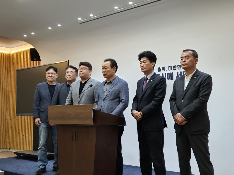 국민의힘 소속 충북도의원들은 7일 도청 브리핑룸에서 기자회견을 열어 "김문수·한덕수 후보는 대승적 결단으로 단일화에 나서야 한다"고 촉구했다.
