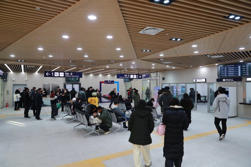 경북 울진군이 5일부터 기차를 타고 온 관광객들에게 관광기념품을 나눠주는 울진굿즈 이벤트를 진행 중이다. 사잔은 울진 역 내부. (울진군제공, 제판매 및 DB 금지) 2025.5.7/뉴스1