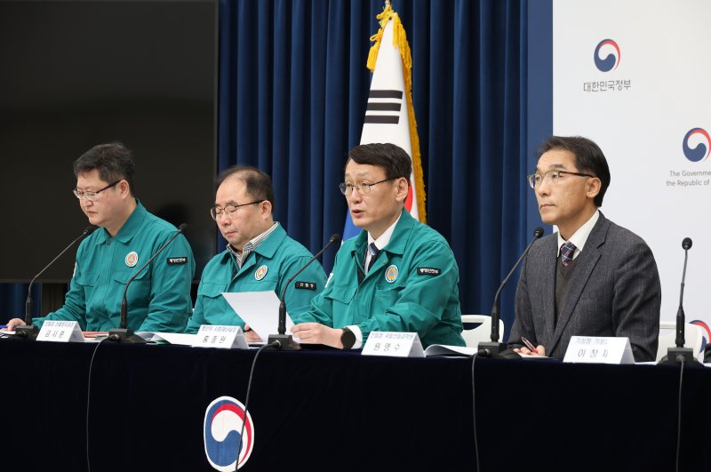 홍종완 행정안전부 사회재난실장이 지난달 15일 정부세종청사에서 '초고속 산불 대비 주민대피체계 개선방안'에 대해 출입기자 대상으로 정책설명회를 하고 있다. (행정안전부 제공. 재판매 및 DB 금지) 2025.4.16/뉴스1