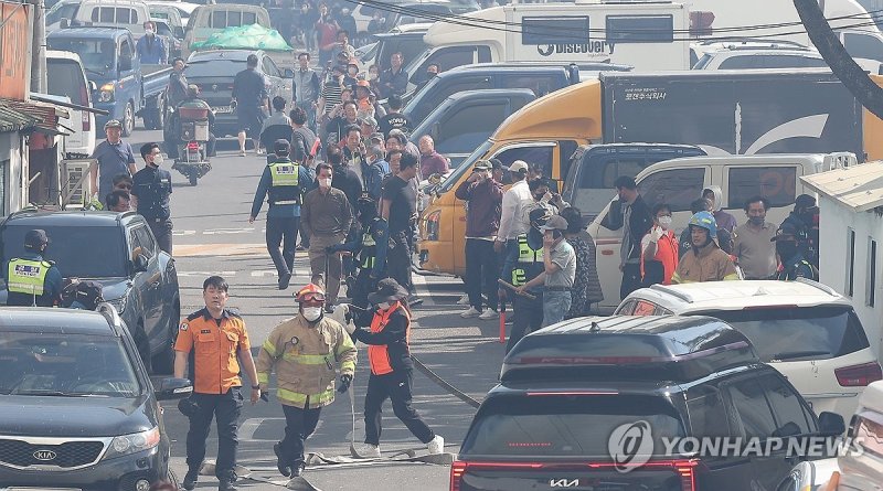 산불에 대피한 주민들 (출처=연합뉴스)