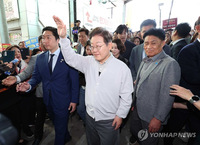 '경청투어' 임실시장 찾은 이재명 대선 후보 (출처=연합뉴스)