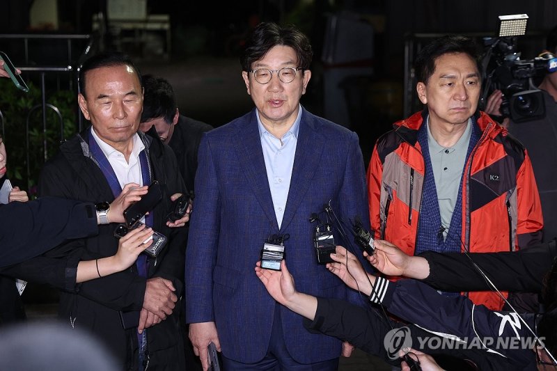 권성동 원내대표 등, 김문수 후보 자택 앞 대기하다 철수 (출처=연합뉴스)