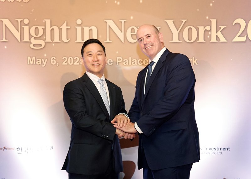 지난 6일(현지시간) 한국투자증권이 미국 뉴욕에서 개최한 글로벌IR 행사 ‘KIS Night in New York 2025’에서 김성환 사장(왼쪽)과 하비 슈워츠(Harvey M. Schwartz) 칼라일그룹 CEO(오른쪽)가 기념촬영을 하고 있다. (한국투자증권 제공)