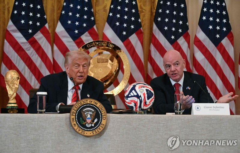 도널드 트럼프 미국 대통령(왼쪽)과 잔니 인판티노 FIFA 회장 (출처=연합뉴스)