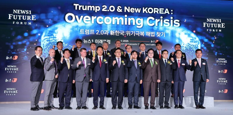 7일 서울 여의도 페어몬트 호텔에서 열린 뉴스1 미래포럼에서 참석자들이 기념촬영을 하고 있다. 앞줄 왼쪽부터 최형두 국민의힘 의원, 트로이 스탠거론 월슨센터 한국센터장, 김현욱 세종연구소장, 랜달 슈라이버 전 미국 국방부 동아시아태평양 담당 차관보, 오세훈 서울시장, 유상임 과학기술정보통신부 장관, 이영섭 뉴스1 대표이사, 우원식 국회의장, 박찬대 더불어민주당 상임 총괄선대위원장 겸 당대표 직무대행, 김건 국회 외통위 간사, 석종건 방위사업청장. 2025.5.7/뉴스1 ⓒ News1 김진환 기자