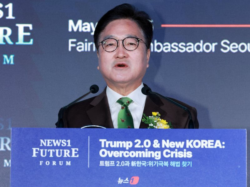 우원식 국회의장이 7일 서울 여의도 페어몬트 호텔에서 열린 뉴스1 미래포럼에서 축사를 하고 있다. ‘트럼프 2.0과 新한국:위기 극복 해법 찾기’를 주제로 열린 이번 포럼은 뉴스1 주최로 열렸다. 2025.5.7/뉴스1 ⓒ News1 김진환 기자