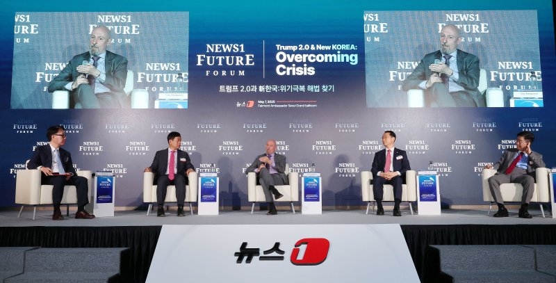 박원곤 이화여대 통일학연구원장(왼쪽부터), 왕이웨이 런민대학교 국제관계연구소장, 트로이 스탠거론 월슨센터 한국센터장, 김 건 국회 외통위 국민의힘 간사, 차두현 아산정책연구소 부원장이 7일 서울 여의도 페어몬트 호텔에서 열린 뉴스1 미래포럼에서 토론을 하고 있다. ‘트럼프 2.0과 新한국:위기 극복 해법 찾기’를 주제로 열린 이번 포럼은 뉴스1 주최로 열렸다. 2025.5.7/뉴스1 ⓒ News1 박세연 기자