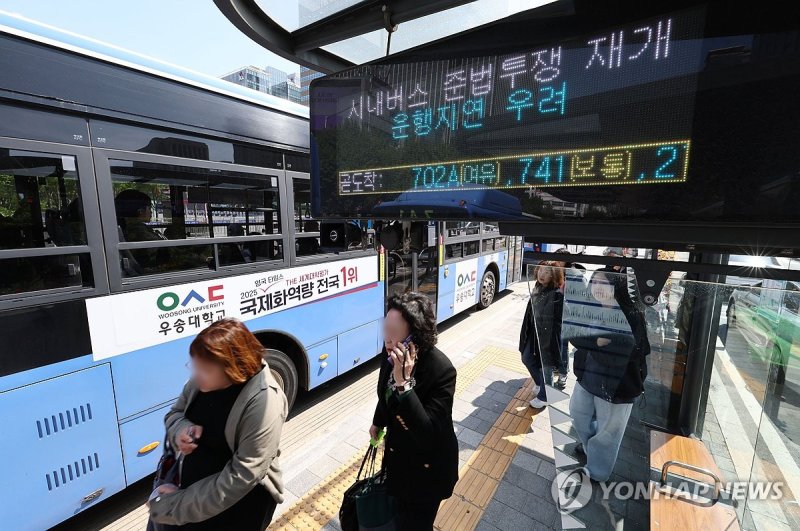 서울 시내버스 준법운행 재개로 '운행지연 우려' (출처=연합뉴스)