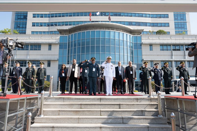 [서울=뉴시스] 강동길(해군중장) 합참 군사지원본부장과 지하드 칼리드(육군 준장) 레바논 2신속대응여단장이 용산 합참 청사에서 열린 환영 의장행사에서 경례를 받고 있다. (사진=합동참모본부 제공) 2025.05.07. photo@newsis.com *재판매 및 DB 금지