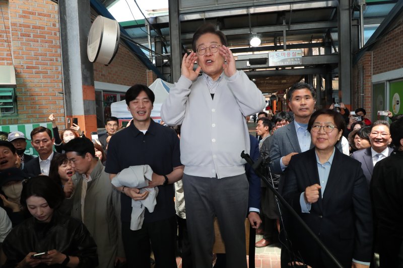 이재명 더불어민주당 대통령 후보가 2차 골목골목 경청투어 마지막 날인 7일 오전 전북 임실군 임실시장을 찾아 즉흥 연설하고 있다. (공동취재) 2025.5.7/뉴스1 ⓒ News1 안은나 기자