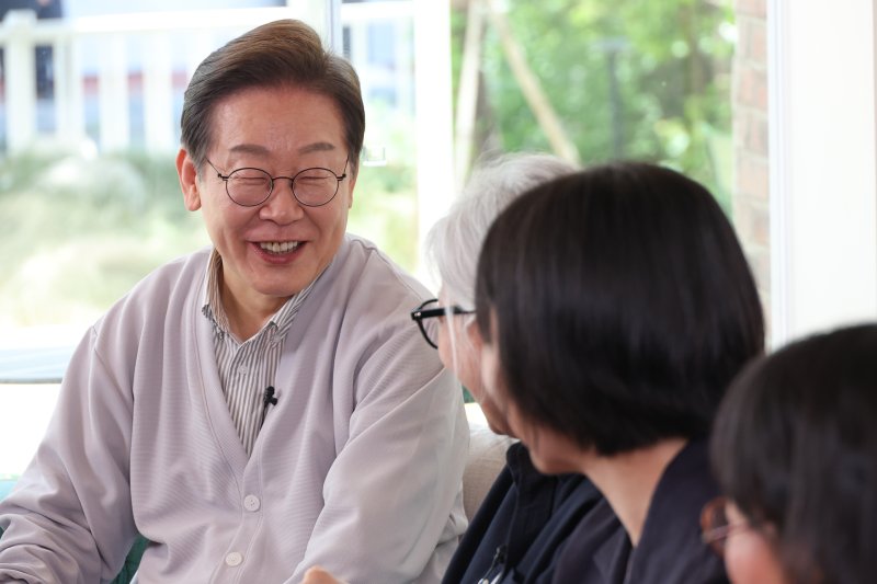[전주=뉴시스] 조성봉 기자 =이재명 더불어민주당 대통령 후보가 2차 골목골목 경청투어 마지막 날인 7일 오후 전북 전주시의 카페에서 '영화와 드라마, 정치가 그리는 미래의 스크린' K-콘텐츠 산업 진흥 간담회를 하고 있다. 왼쪽부터 강유정 의원, 윤제균 감독, 이 후보, 김은숙 작가, 박해영 작가, 정주리 감독.(공동취재)2025.05.7. photo@newsis.com