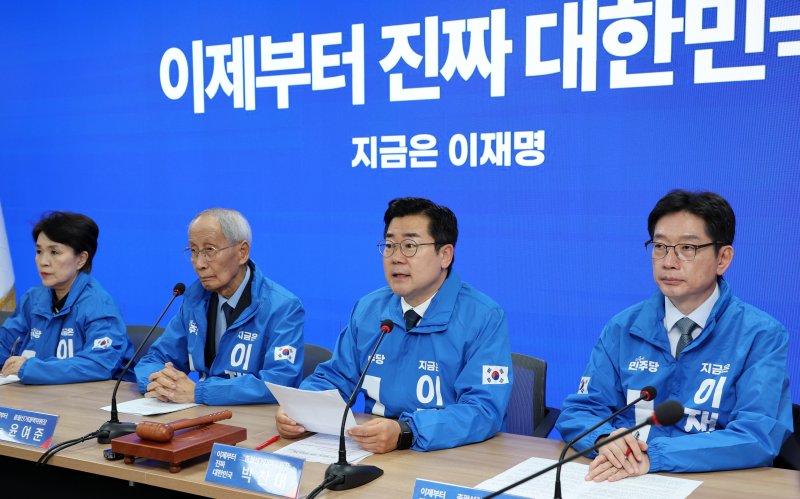 [서울=뉴시스] 조성우 기자 = 박찬대(오른쪽 두 번째) 더불어민주당 상임 총괄선대위원장이 7일 오전 서울 여의도 중앙당사에서 열린 중앙선거대책위원회의에서 발언하고 있다. 2025.05.07. xconfind@newsis.com