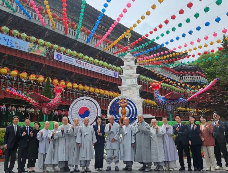 지난 6일 춘천 삼운사를 방문한 이재명 더불어민주당 대통령 후보 부인 김혜경 씨.(허영 민주당 국회의원 페이스북 캡처, 재판매 및 DB 금지) 2025.5.7/뉴스1