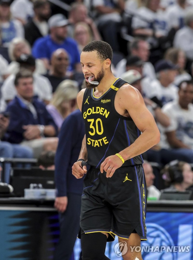 벤치로 가는 커리 (출처=연합뉴스)