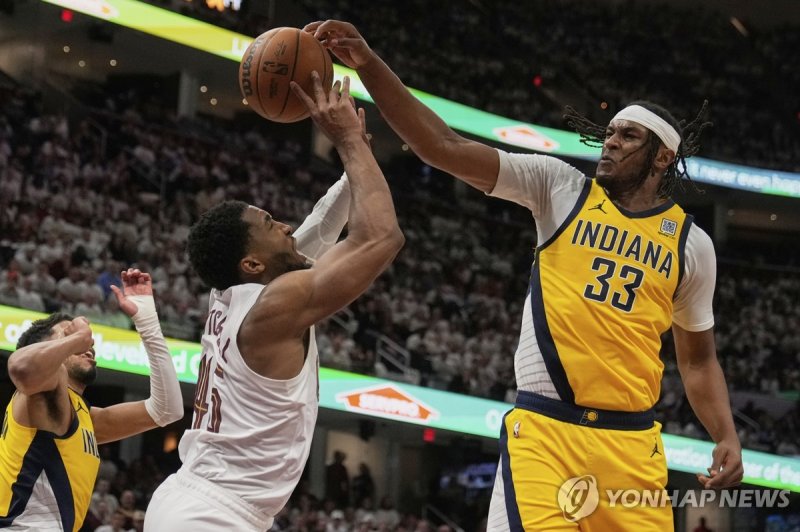 도너번 미첼의 슛 막는 인디애나의 마일스 터너(33번) (출처=연합뉴스)