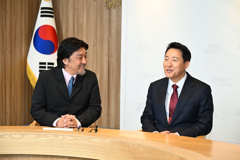 오세훈 서울시장(오른쪽)이 7일 에드워드 리 셰프를 서울시 홍보대사로 위촉한 뒤 축하 인사를 전하고 있다. 서울시 제공