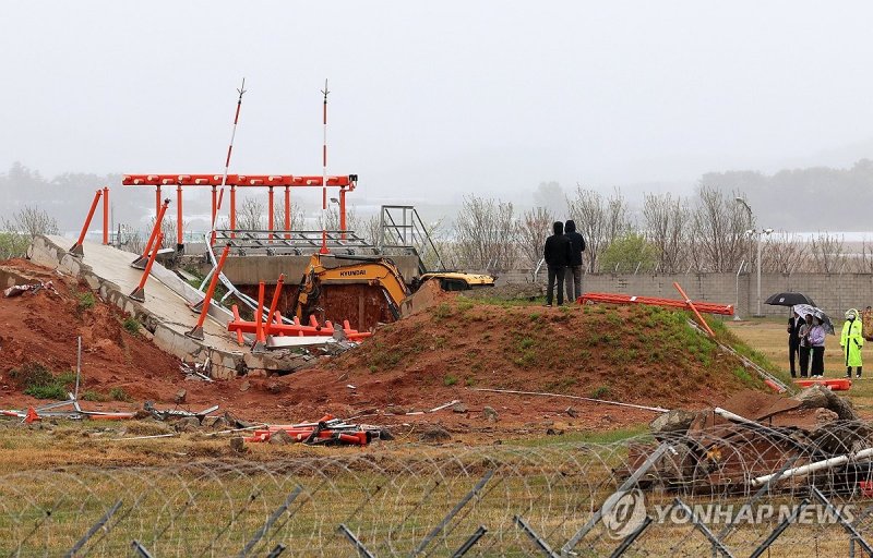 무안공항 로컬라이저 현장 조사 (출처=연합뉴스)