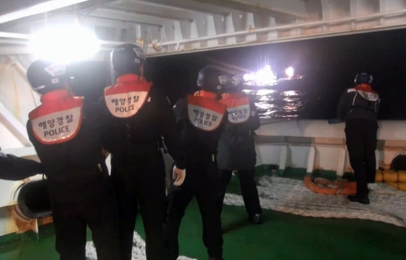 [제주=뉴시스] 제주해양경찰서가 지난 3일 오후 제주시 차귀도 해상에서 운항이 불가한 45t급 어선을 예인하고 있다. (사진=제주해양경찰서 제공) 2025.05.07. photo@newsis.com