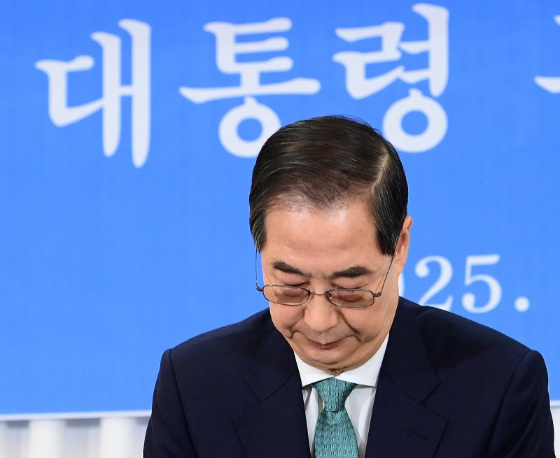 한덕수 무소속 대통령선거 예비후보가 6일 서울 중구 코리아나호텔에서 열린 관훈클럽 초청 토론회에서 인사하고 있다. 2025.5.6/뉴스1 ⓒ News1 국회사진취재단