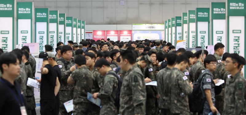 [고양=뉴시스] 김금보 기자 = 7일 경기도 고양시 킨텍스에서 열린 '2025 국군장병 취업박람회' 행사장이 국군장병들로 붐비고 있다. 2025.05.07. kgb@newsis.com