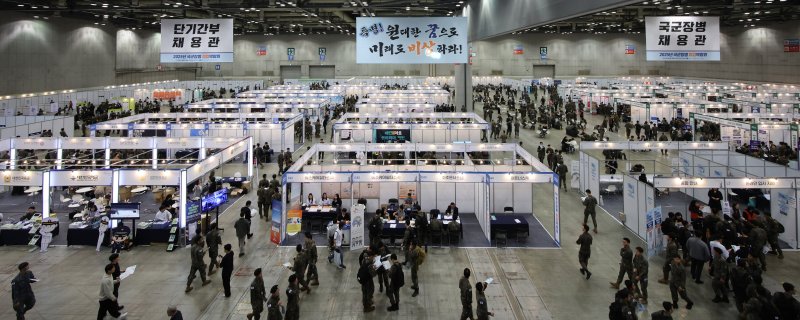 [고양=뉴시스] 김금보 기자 = 7일 경기도 고양시 킨텍스에서 열린 '2025 국군장병 취업박람회' 행사장이 국군장병들로 붐비고 있다. 2025.05.07. kgb@newsis.com