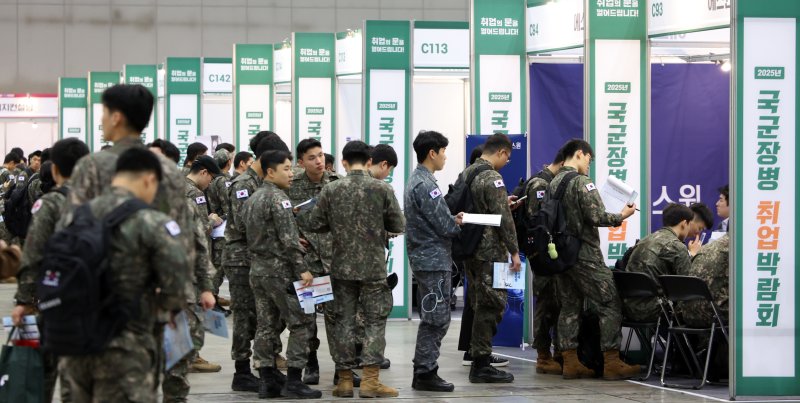 [고양=뉴시스] 김금보 기자 = 국군장병들이 7일 경기도 고양시 킨텍스에서 열린 '2025 국군장병 취업박람회'에서 기업 설명을 듣기위해 기다리고 있다. 2025.05.07. kgb@newsis.com