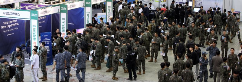 [고양=뉴시스] 김금보 기자 = 국군장병들이 7일 경기도 고양시 킨텍스에서 열린 '2025 국군장병 취업박람회'에서 기업 설명을 듣기위해 기다리고 있다. 2025.05.07. kgb@newsis.com