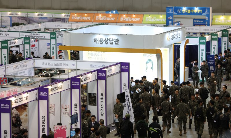 [고양=뉴시스] 김금보 기자 = 7일 경기도 고양시 킨텍스에서 열린 '2025 국군장병 취업박람회' 행사장이 국군장병들로 붐비고 있다. 2025.05.07. kgb@newsis.com