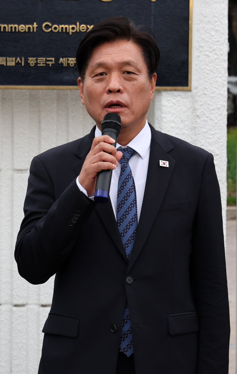 [서울=뉴시스] 배훈식 기자 = 조승래 더불어민주당 의원이 1일 오전 서울 종로구 정부서울청사 앞에서 한덕수 대통령 권한대행 국무총리 규탄 기자회견을 하고 있다. 2025.05.01. dahora83@newsis.com