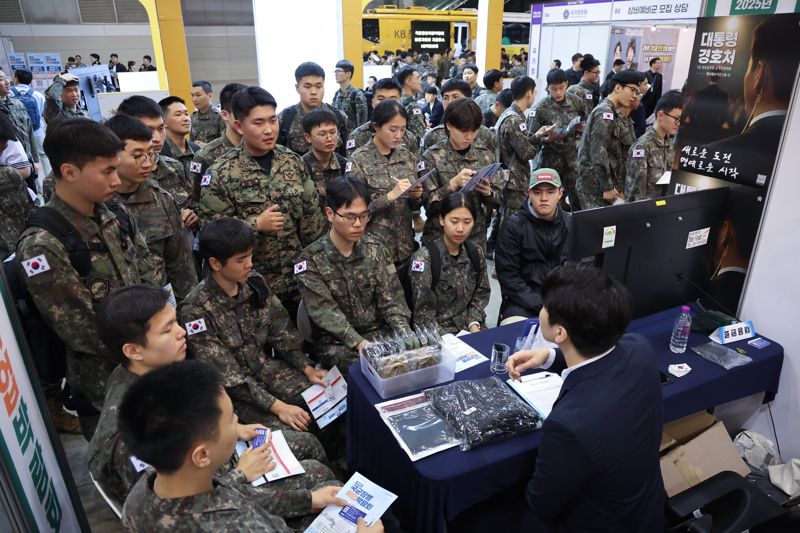 7일 경기 고양시 킨텍스에서는 전역 예정인 초급 간부와 장병을 대상으로 한 ‘2025 국군장병 취업박람회’가 열렸다. 참가자들이 대통령경호처 부스를 찾아 채용 상담을 받고 있다. 사진=대통령경호처 제공