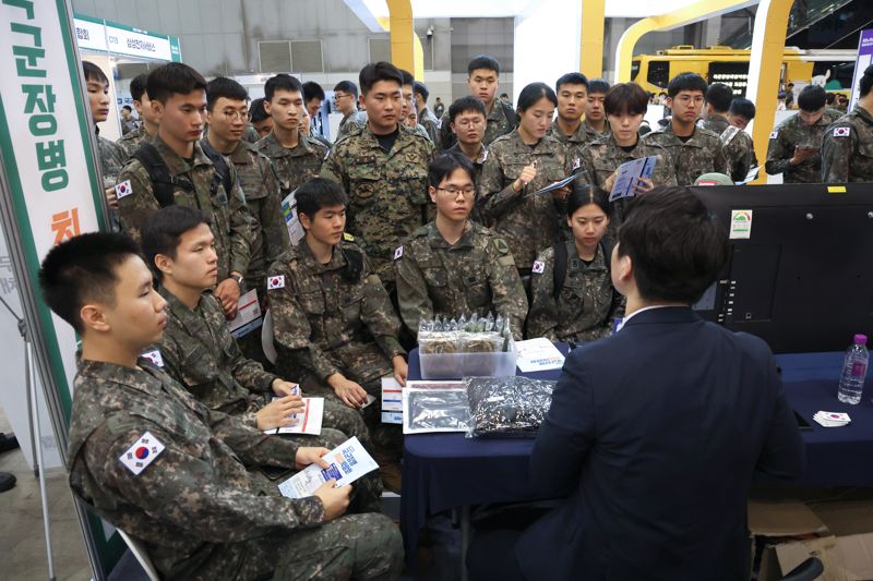 7일 경기 고양시 킨텍스에서는 전역 예정인 초급 간부와 장병을 대상으로 한 ‘2025 국군장병 취업박람회’가 열렸다. 참가자들이 대통령경호처 부스를 찾아 채용 상담을 받고 있다. 사진=대통령경호처 제공