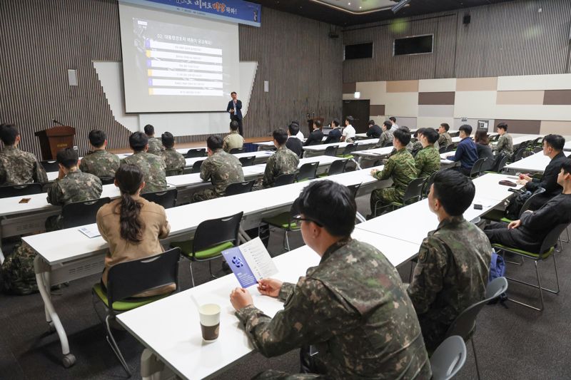 7일 경기 고양시 킨텍스에서는 전역 예정인 초급 간부와 장병을 대상으로 한 ‘2025 국군장병 취업박람회’가 열렸다. 참가자들이 대통령경호처 부스를 찾아 채용 상담을 받고 있다. 사진=대통령경호처 제공