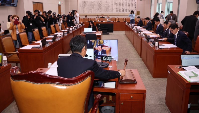 [서울=뉴시스] 권창회 기자 =7일 서울 여의도 국회에서 열린 법제사법위원회 전체회의에서 정청래 법사위원장이 의사봉을 두드리고 있다. 2025.05.07. kch0523@newsis.com <저작권자ⓒ 공감언론 뉴시스통신사. 무단전재-재배포 금지.> /사진=뉴시스화상