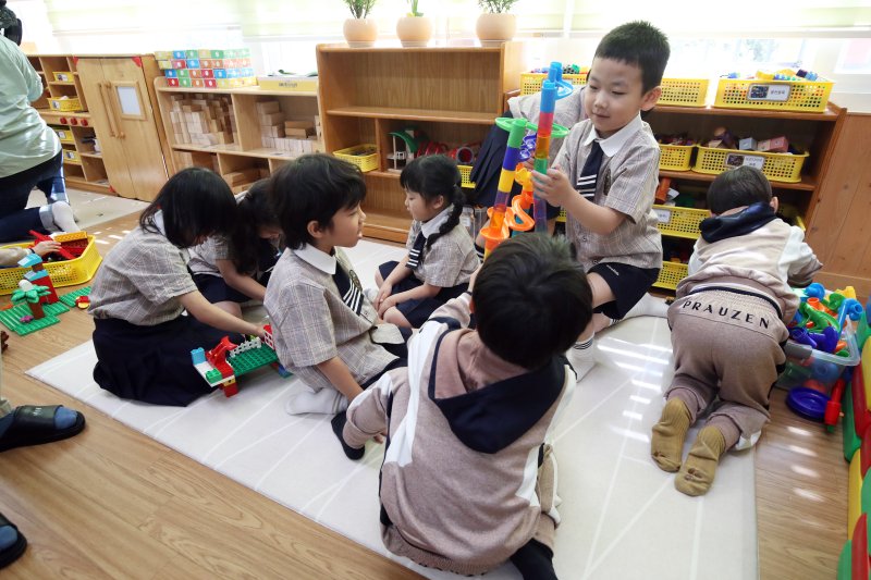 7일 오전 제주시 한림초등학교병설유치원에서 한림초 병설유치원 원아들과 재릉초 병설유치원 원아들이 함께 놀이활동을 하고 있다. 2025.5.7/뉴스1 ⓒ News1 오현지 기자
