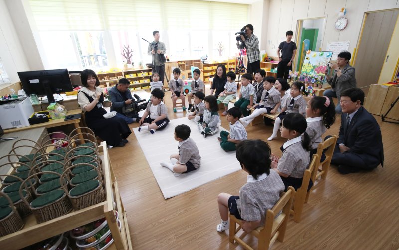 7일 오전 제주시 한림초등학교병설유치원에서 서부지역 4개 유치원 3~4세 원아들이 함께 카네이션 꽃바구니 만들기 활동을 하고 있다. 제주도교육청은 중심유치원에서 지역 내 소규모 병설 유치원 원아들을 함께 교육하는 한울타리 유치원 시범 사업을 운영하고 있다. 2025.5.7/뉴스1 ⓒ News1 오현지 기자